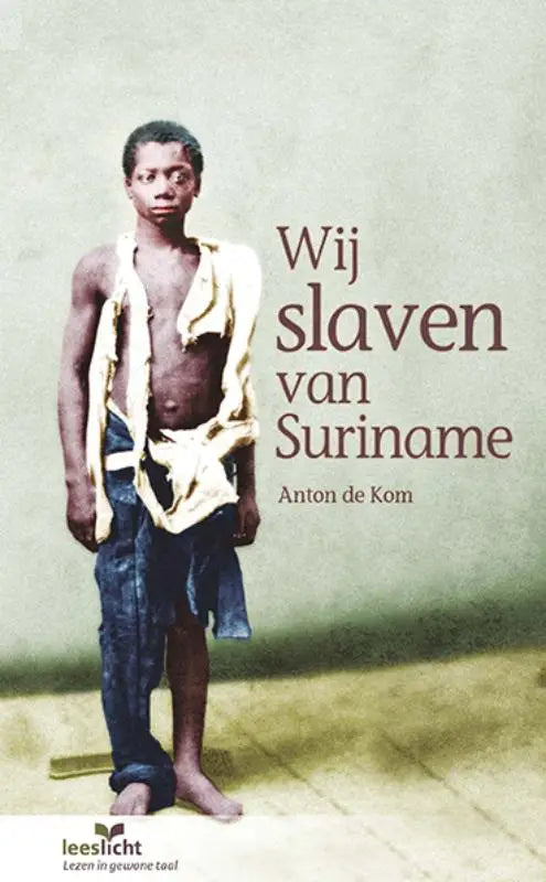 De boekcover van wij slaven van suriname toont een sepiafoto van een jongen in versleten kleding met titel en auteur