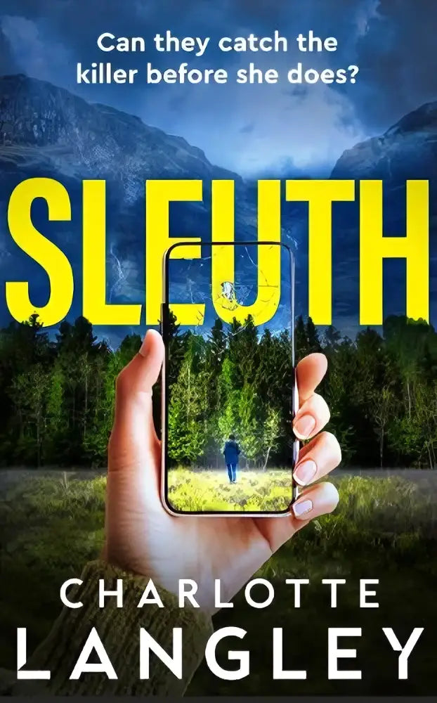 Een hand houdt een smartphone vast met daarop een bos en een figuur lopend door gras uit sleuth met charlotte langley waar een detective en een youtuber de waarheid achterhalen