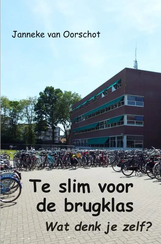 Boekcover te slim voor de brugklas met een bruin bakstenen gebouw, blauwe luifels en vele fietsen ervoor