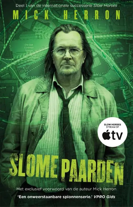 Groen getinte boekcover van slome paarden met man in bril en trenchcoat voor een kaartachtergrond