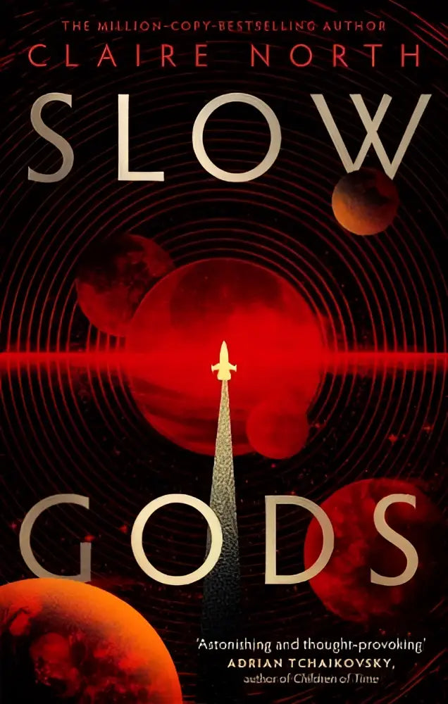 De boekcover van slow gods door claire north toont witte letters tegen een donkere kosmische achtergrond met rode planeten en concentriche ringen, een space opera van breathtaking imagination