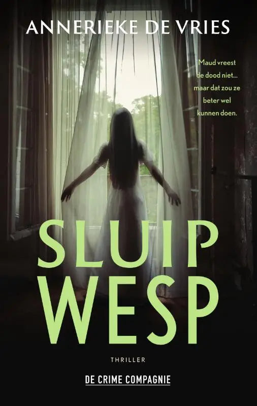 Het boek sluipwesp toont een spookachtige vrouw in een witte jurk voor doorschijnende gordijnen met groene titel