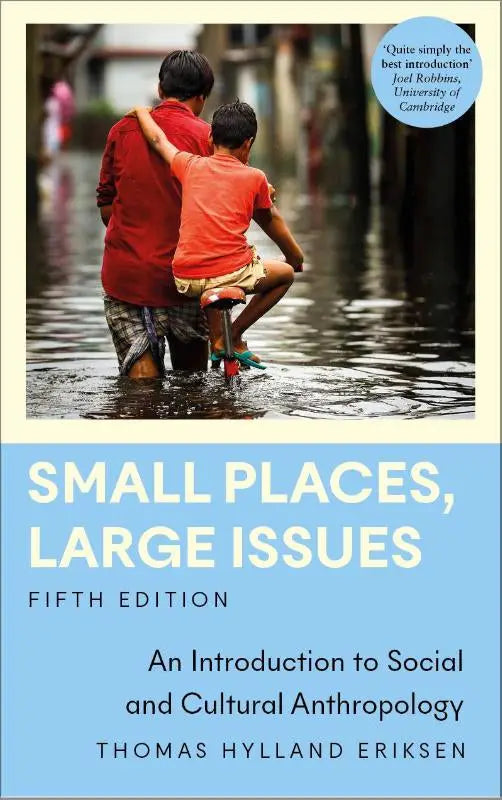 Het boek small places large issues toont twee kinderen in rood en oranje in water en is een introductie tot social en culturele antropologie
