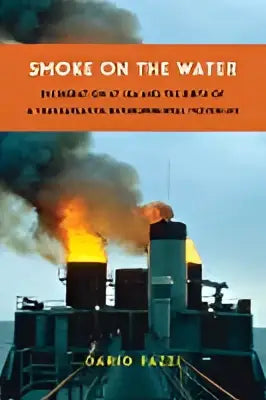 Industrieel gebouw met schoorstenen die dikke zwarte en grijze rook uitstoten bij een hazy lucht voor milieuproduct