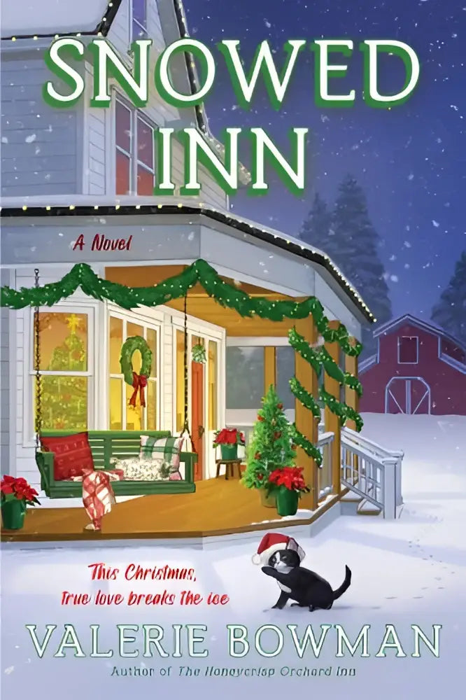 Snowed inn een novel door harpercollins publishers inc toont een knusse, sfeervolle herberg met groen en rode versiering bij sneeuw