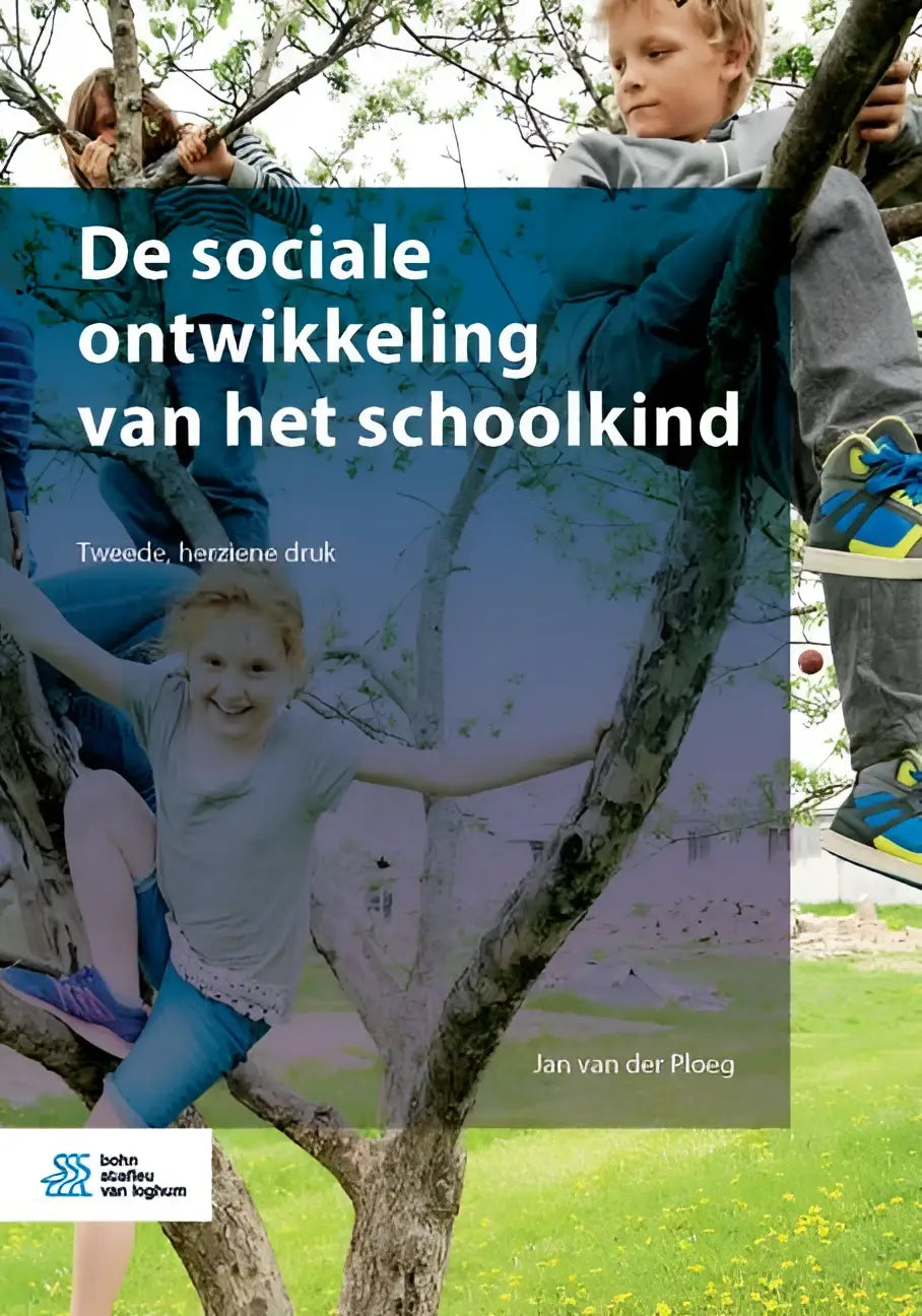 Blauw-witte boekcover van de sociale ontwikkeling van het schoolkind van jan van der ploeg met kinderen in een boom, psychologie algemeen