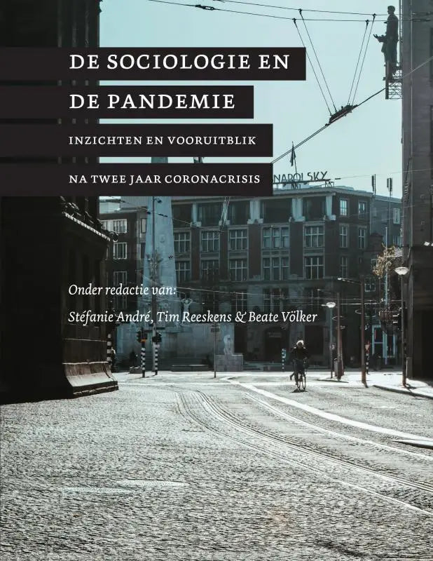 Boekcover van de sociologie en de pandemie met witte tekst op donkere panelen en sepia stadsfoto achtergrond