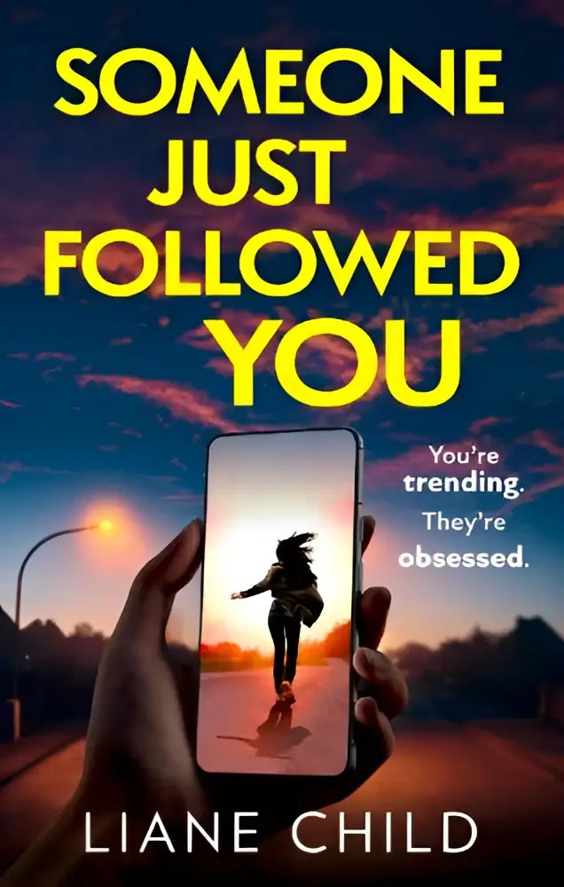 De boekcover van Someone Just Followed toont de titel in gele letters met een hand die een smartphone vasthoudt met een afbeelding van iemand die rent bij zonsondergang