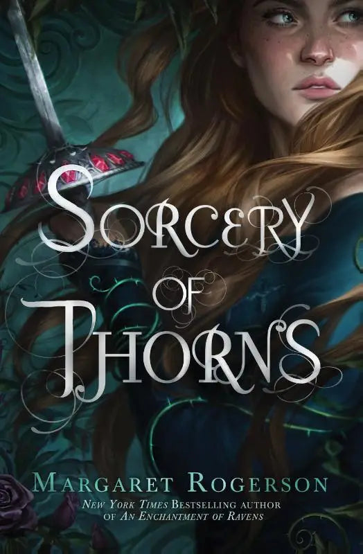 De cover van de fantasy roman sorcery of thorns door margaret rogerson met een vrouw en zwaard voor jonge lezers
