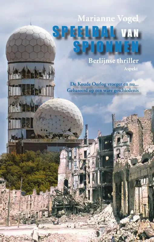 De cover van het boek speelbal van spionnen door marianne vogel toont witte geodetische koepels bij koude oorlog vroeger