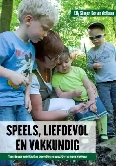 De boekcover van speels liefdevol en vakkundig door elly singer toont een vrouw met drie jonge kinderen buiten uitgeverij swp