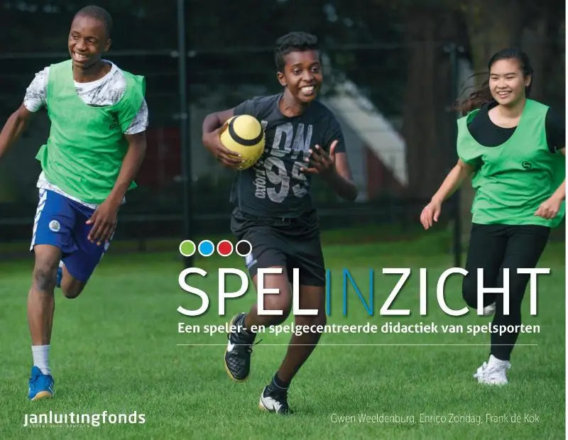 Gele voetbal met zwarte panelen vastgehouden door lachende jongen in beweging spelinzicht enrico zondag