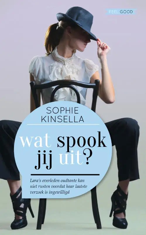 Een vrouw zit op een stoel met een donkergrijze fedora hoed en witte blouse in de nederlandstalige feelgoodroman wat spook jij uit met een bovennatuurlijk tintje van sophie kinsella