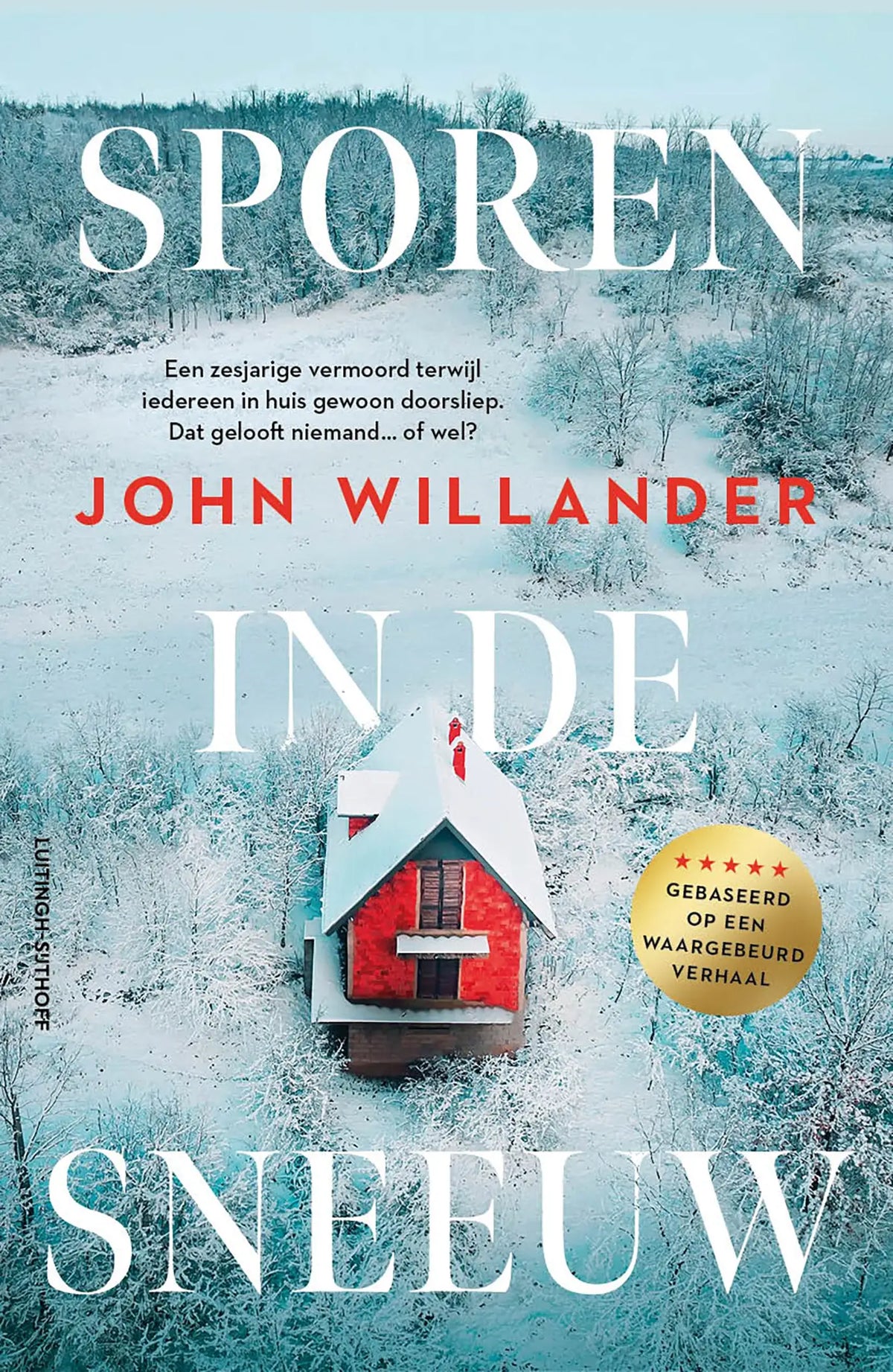 Een rood huis met houten ramen en een sneeuwbedekt dak in het boek sporen in de sneeuw van john willander bij luitingh sijthoff