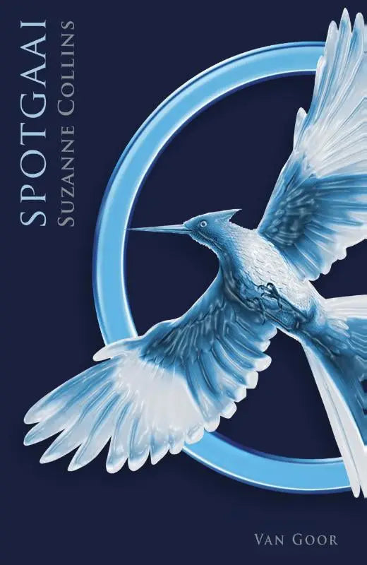 Een blauwe spotgaai met gedetailleerde verentexturen en een slanke snavel in mid-flight tegen een donkerblauwe achtergrond, suzanne collins