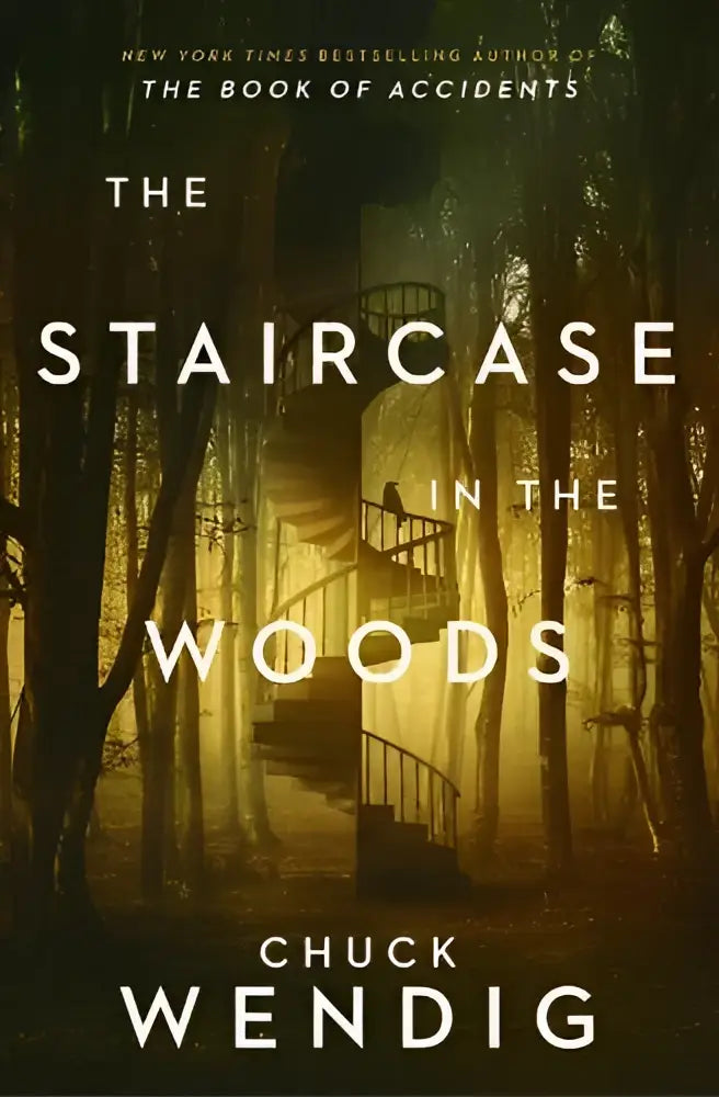 The staircase in the woods boek met een verlichte spiraalvormige trap tussen donkere bomen onder gouden gloed