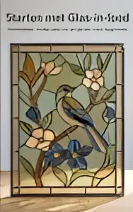 Een decoratief glas-in-loodpaneel met een gestileerde vogel tussen blauw en wit bloemmotief met geometrisch patroon