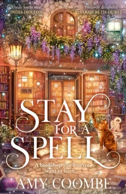 De boekomslag van stay for a spell van amy coombe toont een gezellige klimopbedekte boekwinkel bij nacht