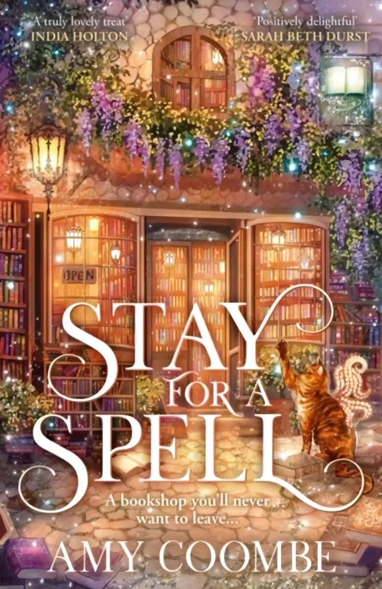 De cover van stay for a spell van amy coombe toont een warme boekwinkel met houten planken en klimop aan ramen