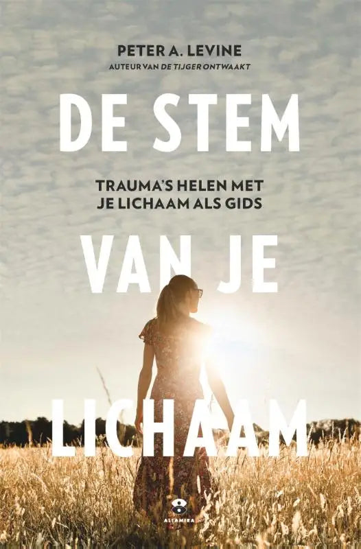 De stem van je lichaam boek met vrouw in patroon jurk in goudgras onder zon over trauma’s helen met lichaam als gids