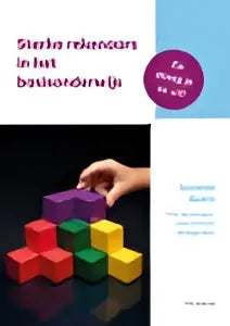 Een hand houdt kleurrijke, interlockende kunststof blokken in een piramidevorm voor sterke rekenaars basisonderwijs