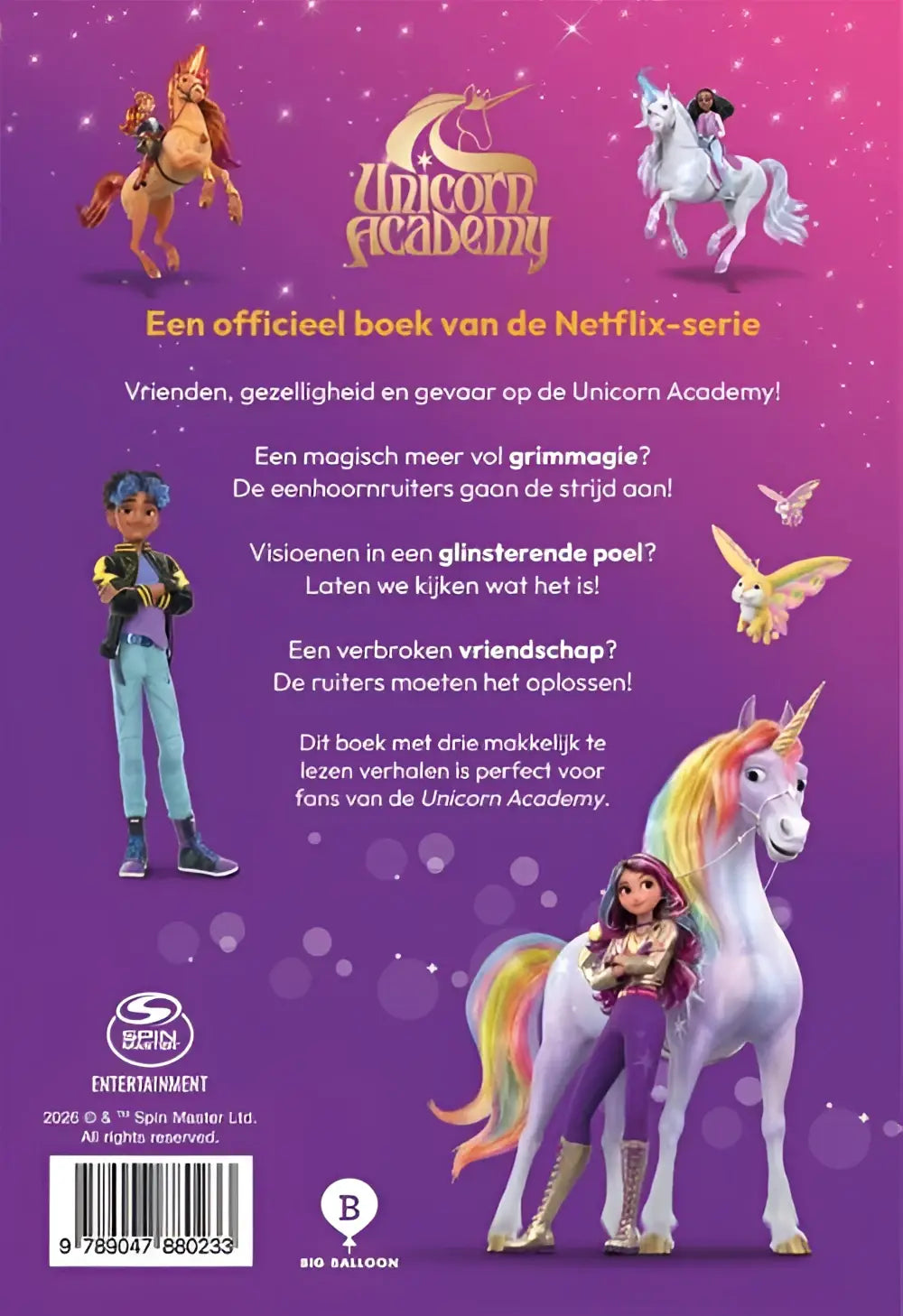 Een witte eenhoorn met regenboogkleurige manen en gouden harnas in het boek Het Sterrenglansmeer en andere verhalen uit de serie unicorn academy