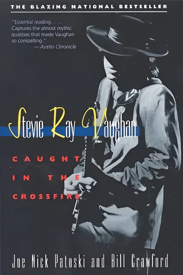 Zwart-witte boekcover met man in hoed en gitaar getiteld caught in the crossfire van stevie ray vaughan