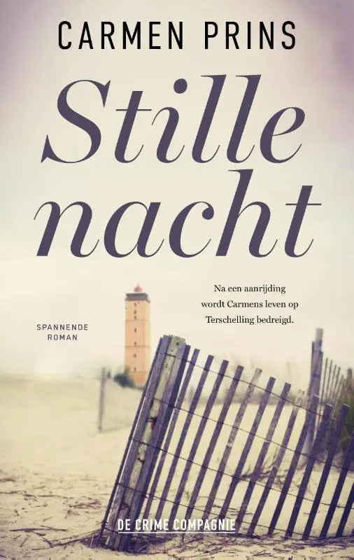 De boekcover van stille nacht door carmen prins toont een sepia afbeelding van een vuurtoren achter een verweerde houten omheining