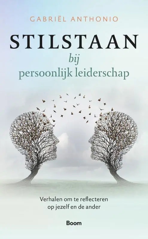 De boekcover van stilstaan bij persoonlijk leiderschap toont twee gestileerde, bladloze bomen in de vorm van menselijke hoofden tegenover elkaar met vogels ertussen