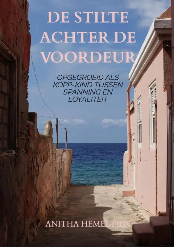 De boekcover van de stilte achter de voordeur toont een smalle steeg en tekst over kopp-kind en loyaliteit in zachte roze serif letters