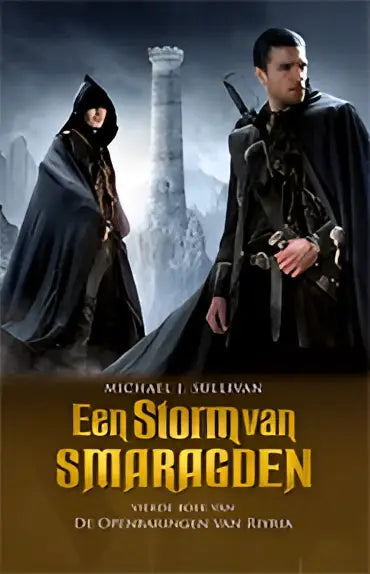 De cover van het boek een storm van smaragden toont twee figuren in zwarte mantels bij een oude stenen zuil onder stormachtige lucht
