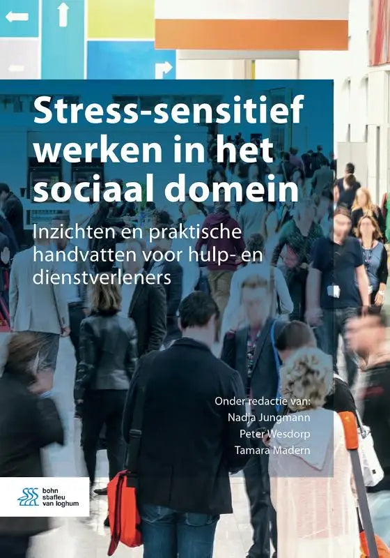 De boekcover toont stress-sensitief werken in het sociaal domein met witte tekst op blauwe achtergrond voor maatschappelijk werk