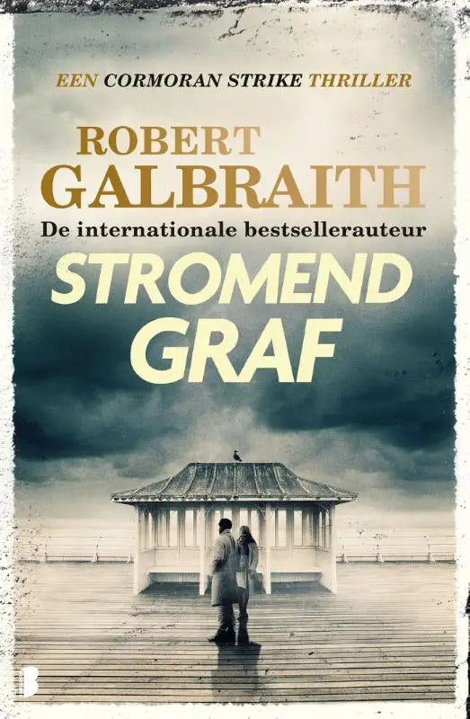 De boekcover van stromend graf een cormoran strike thriller met een sepia afbeelding van twee figuren op een houten pier