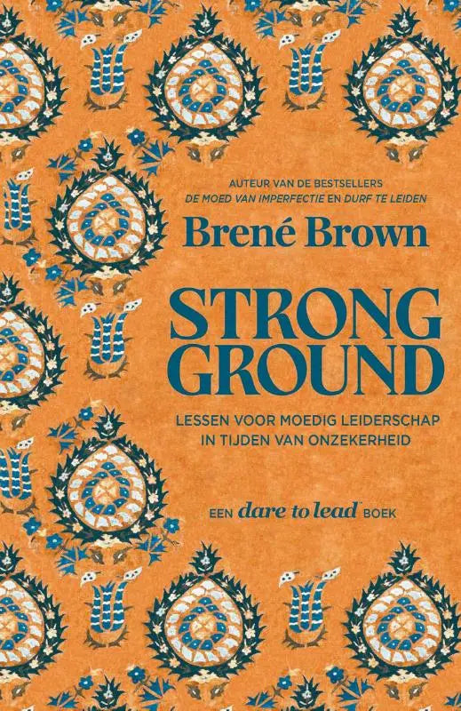 Oranje boekcover strong ground van brené brown met blauw-wit patroon over moedig leiderschap en onzekerheid