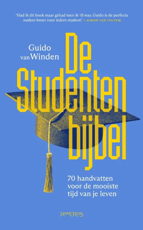 Gele afstudeerhoed met gouden kwastje op blauw boekomslag van de studentenbijbel maatschappij algemeen mooiste tijd
