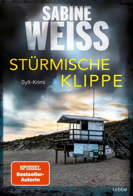 Boekcover van stürmische klippe met witte en zwarte houten reddingspost onder stormachtige lucht liv lammers ermittelt im fall auf sylt