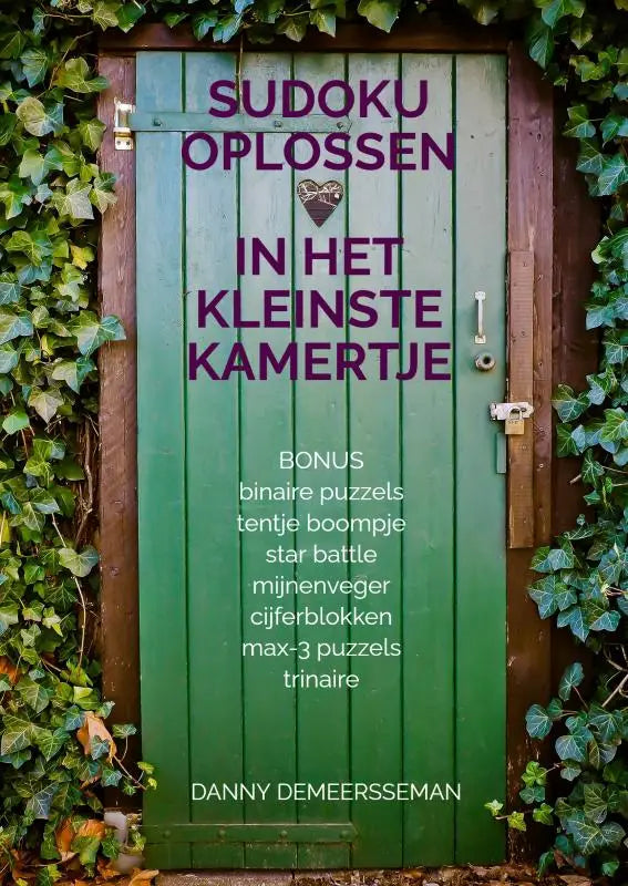 Groene houten deur met verticale planken en paarse tekst sudoku oplossen in het kleinste kamertje met hartvormig slot en klimop, star battle thema