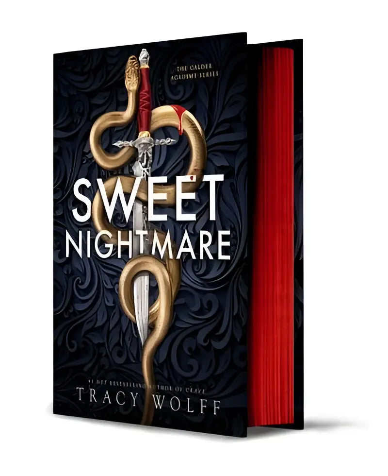 Zwarte hardcover boek sweet nightmare van tracy wolff met goudgegoten slang en dolk ontwerp en rode pagina’s zichtbaar bij de rug calder academy paranormal fantasy