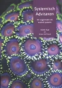 Paars boek systeemisch adviseren met een levendige close-up van koraal in blauwe, paarse en groene concentrische ringen