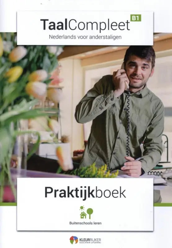 De voorkant van taalcompleet b1 praktijkboek toont een man in een olijfgroen overhemd met een telefoonsnoer aan het oor