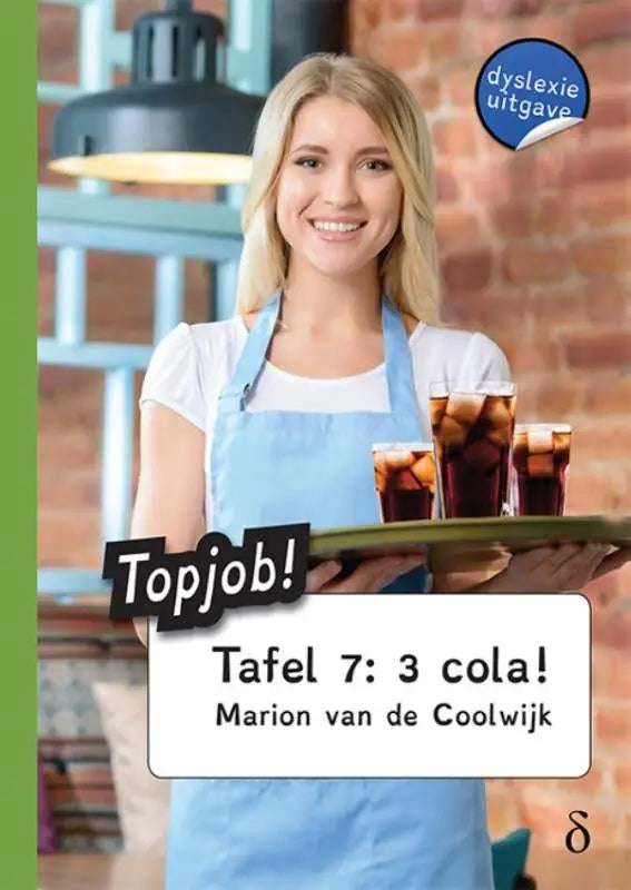 Een glimlachende blondine met lichtblauwe schort die een groen dienblad met drie hoge glazen cola draagt serie topjob