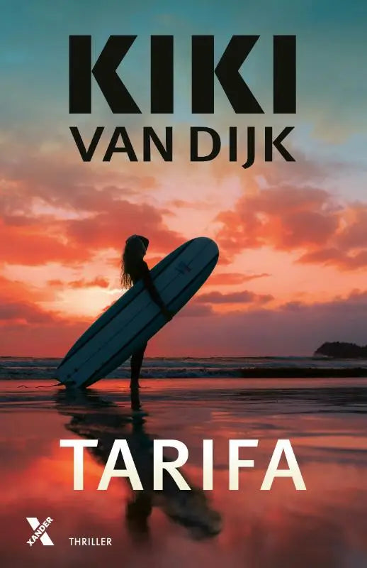 Een slanke lichtblauwe surfplank met een subtiel wit logo wordt gedragen door een silhouet tegen een zonsondergang