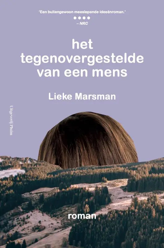 Boekcover van het product het tegenovergestelde van een mens met een surrealistisch donkerbruin haarachtig volume in een berglandschap