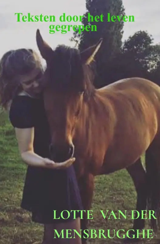 Een chestnut paard met glanzende vacht en donkere manen staat kalm met het hoofd nabij het gezicht van een vrouw in teksten door het leven gegrepen