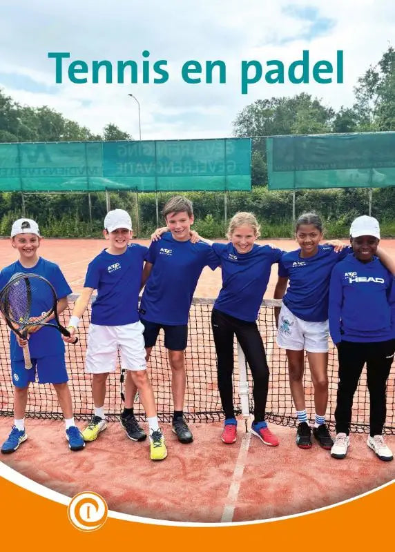 Blauwe tennis en padel teamjerseys met witte letters en een logo op de borst voor sportgebruik
