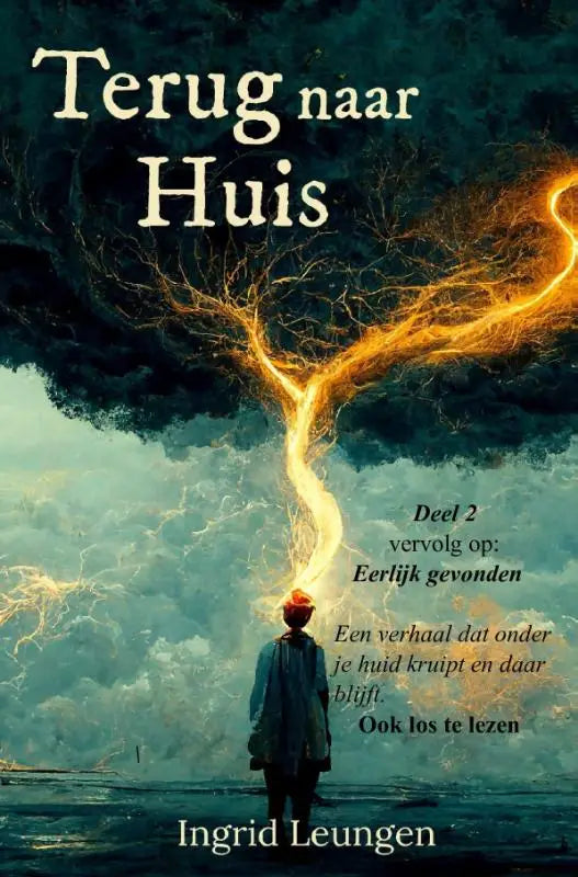 De boekcover van terug naar huis door ingrid leungen toont een eenzame figuur met gouden boomtakken tegen een stormachtige lucht