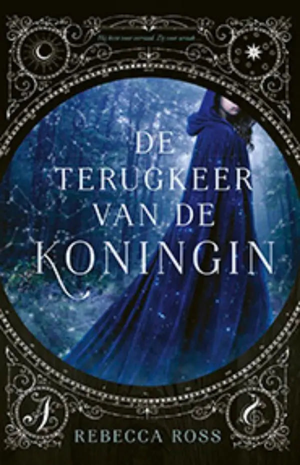 Donkerblauwe, vloeiende, met capuchon uitgeruste mantel gedragen door figuur in mystiek bos voor de terugkeer van de koningin rebecca ross