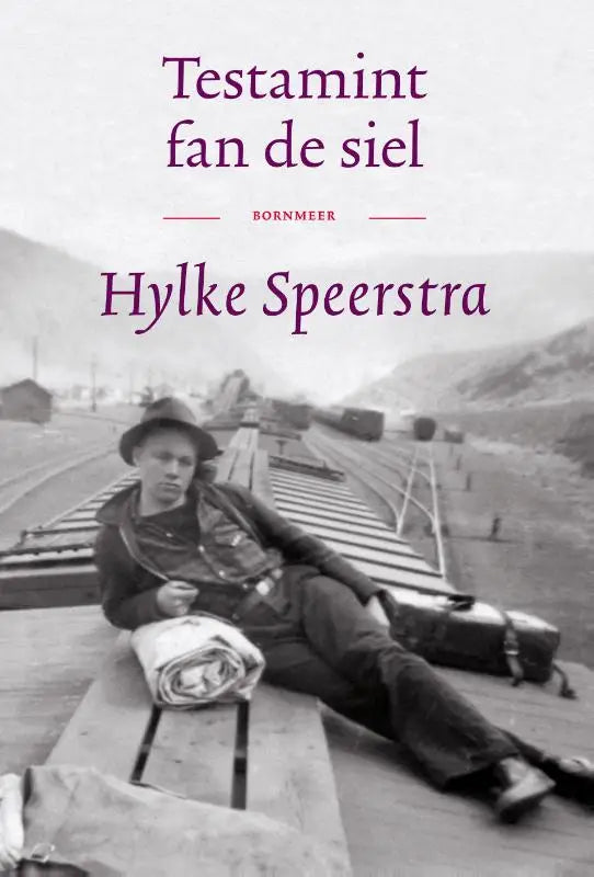 Zwart-wit boekomslag van testamint fan de siel met een man in hoed en jas liggend op spoorrails door hylke speerstra