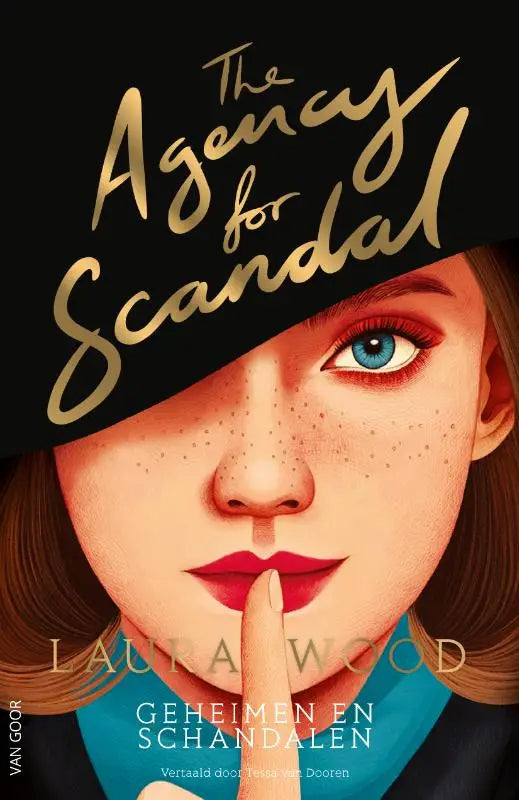 Vrouw met blauwe ogen en rode lippen draagt zwarte pet met gouden letters the agency voor scandal geheimen en schandalen