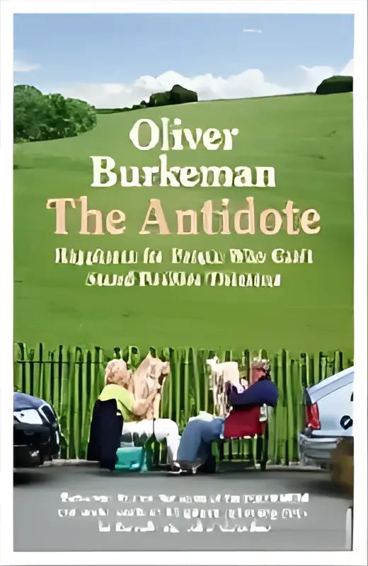 De boekomslag van the antidote van oliver burkeman toont een groene veld achtergrond met twee mensen op stoelen